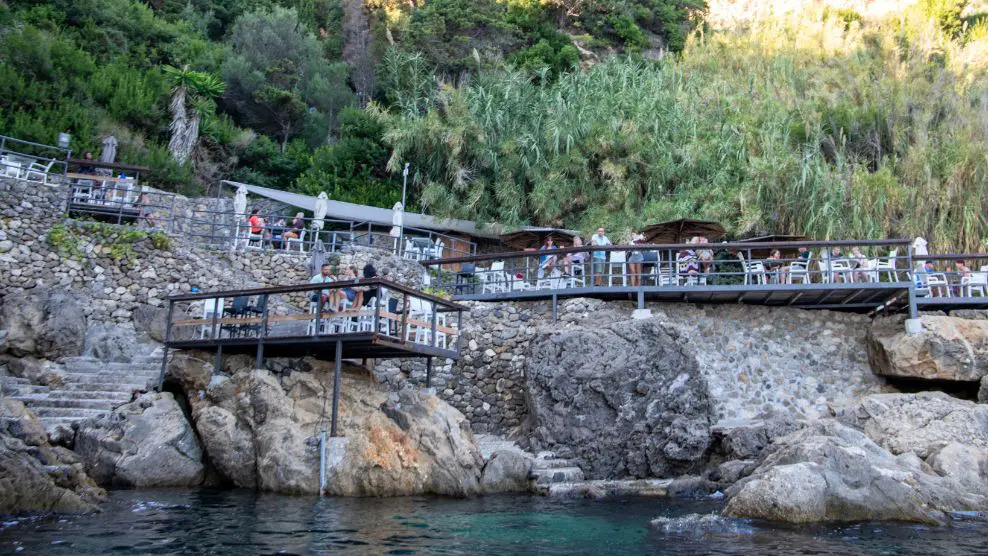 Dieses Bild hat ein leeres Alt-Attribut. Der Dateiname ist La_Grotta_Bar.jpg